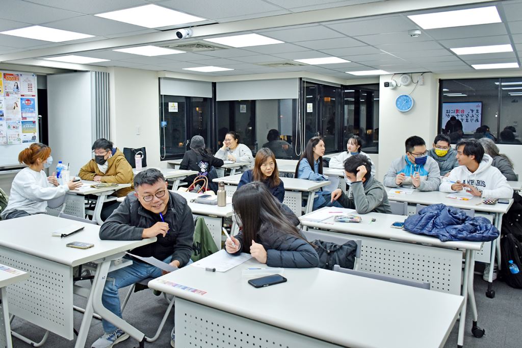 東禾學生在課堂中進行兩人日文互動練習
