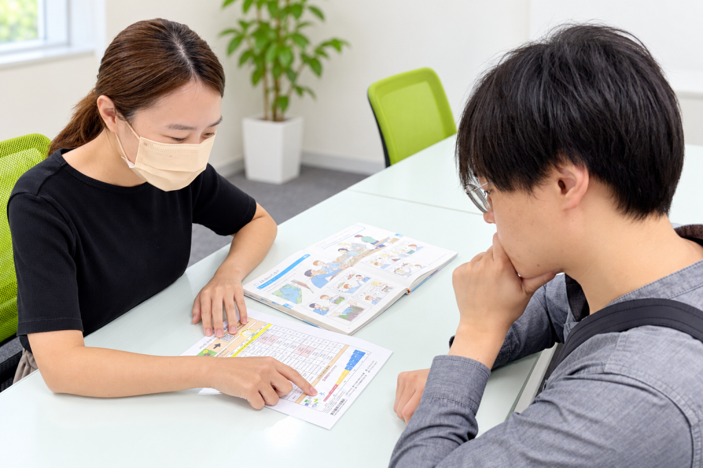東禾老師帶領學生在電子白板前進行日文書寫練習