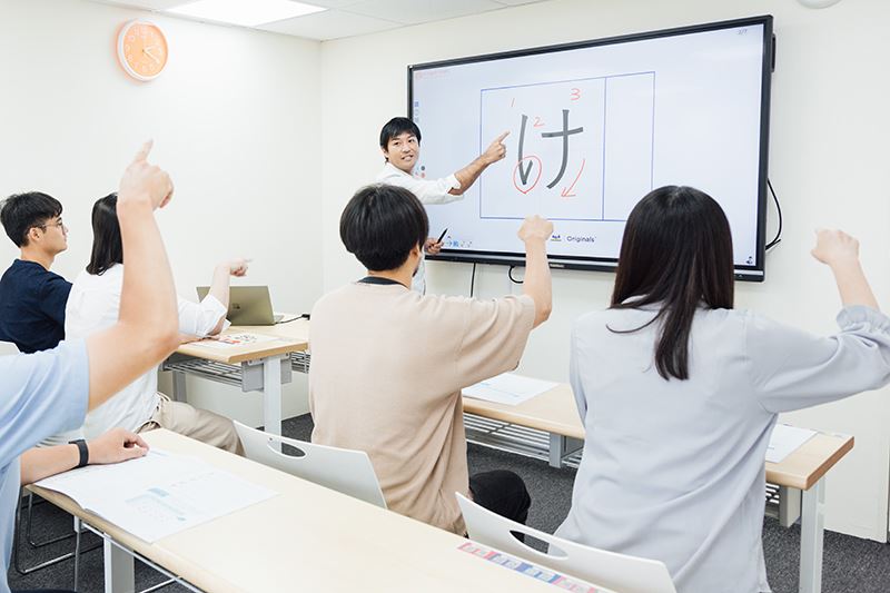 東禾日籍老師在課堂中帶領學生練習日文
